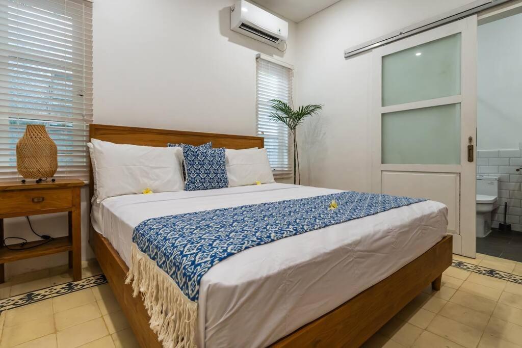 Private 5 Bedroom Spacious Close To *